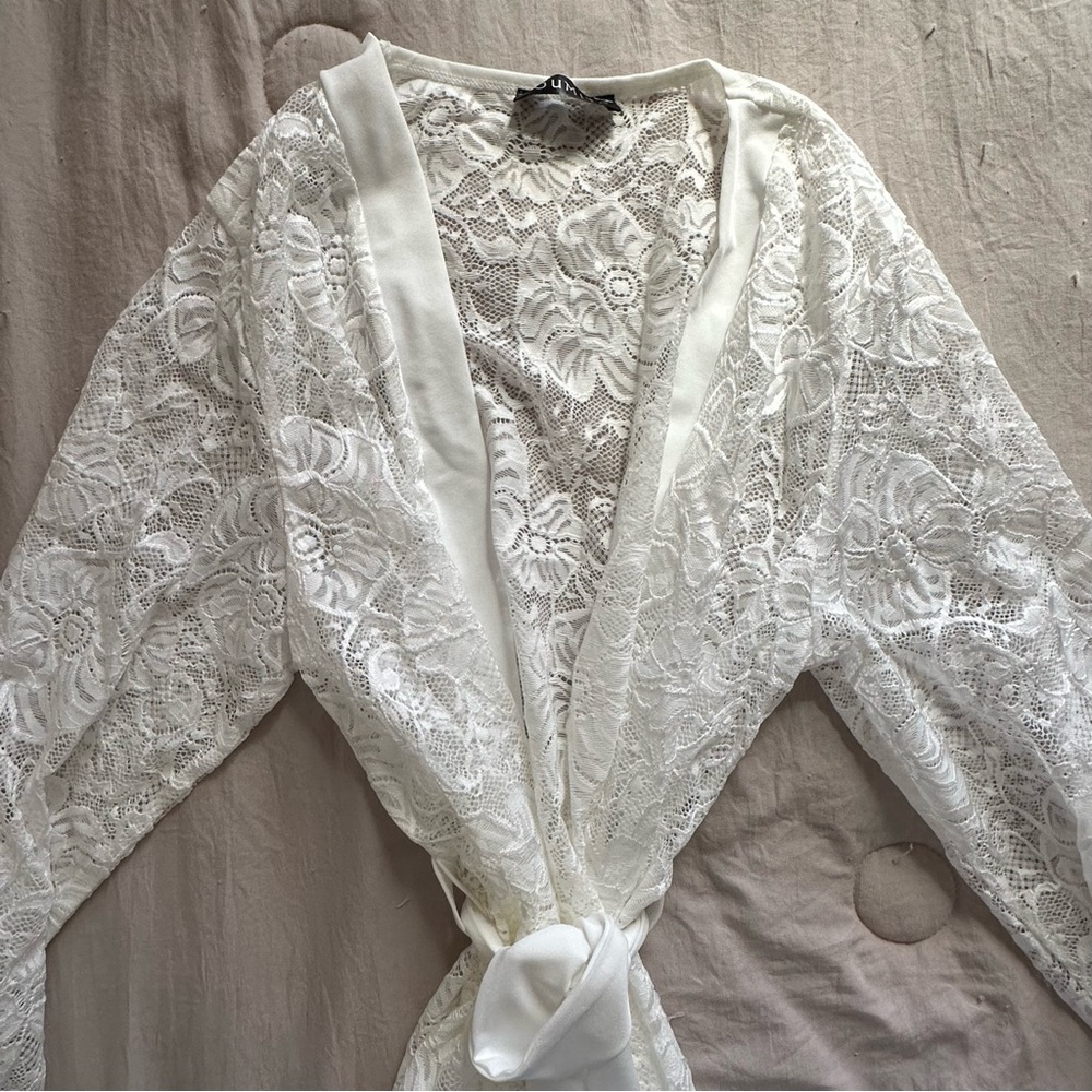 Youmita White Lace Robe Set - Picture 2 of 7
